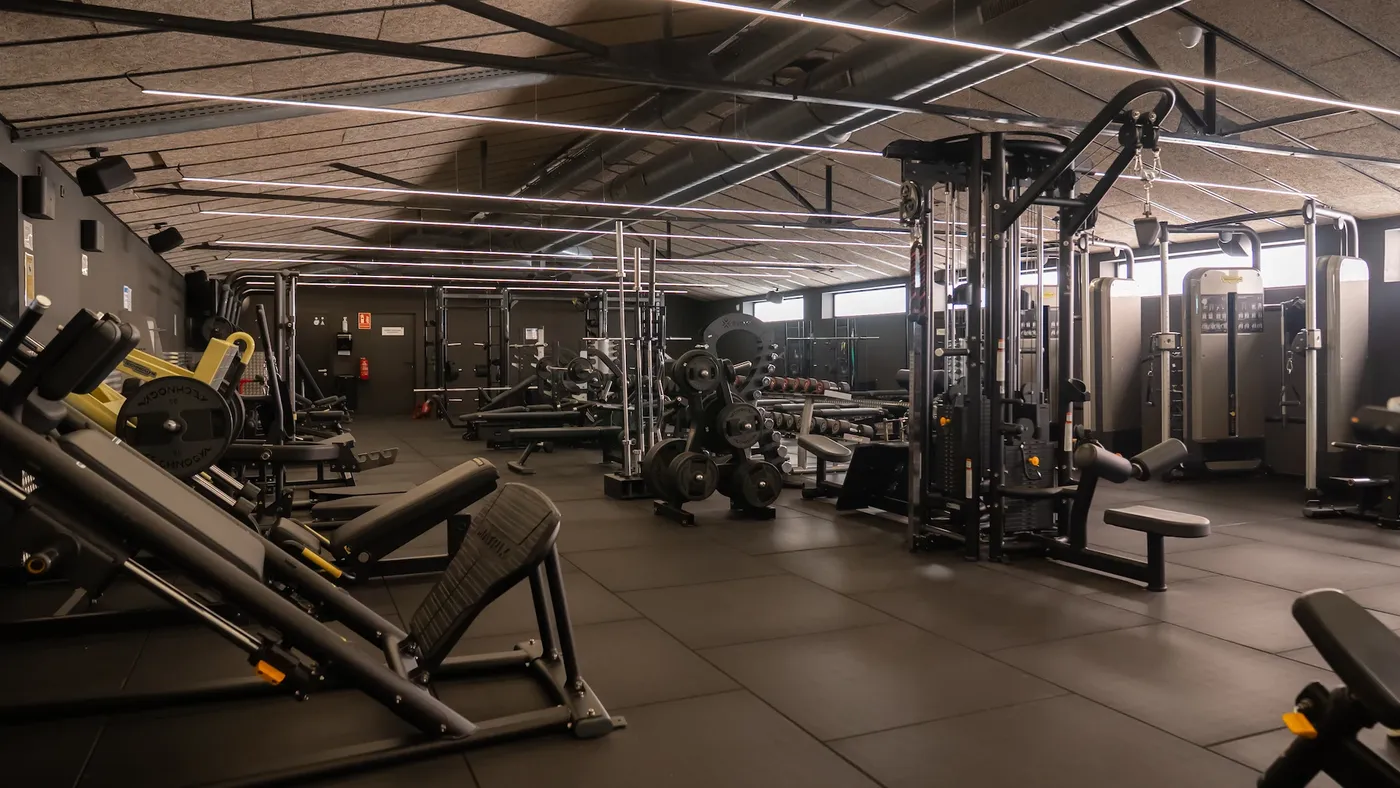 Zona de musculació amb pes lliure 